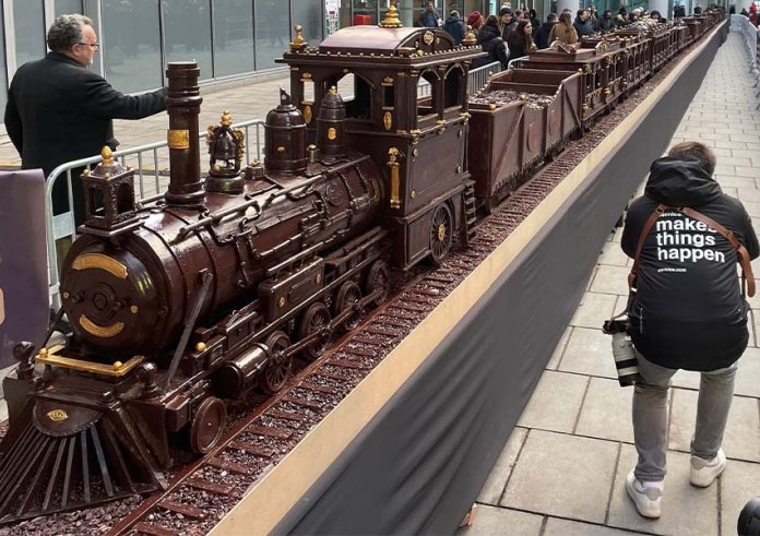 Un tren de vapor de chocolate de 55 metros entra en el Gu...